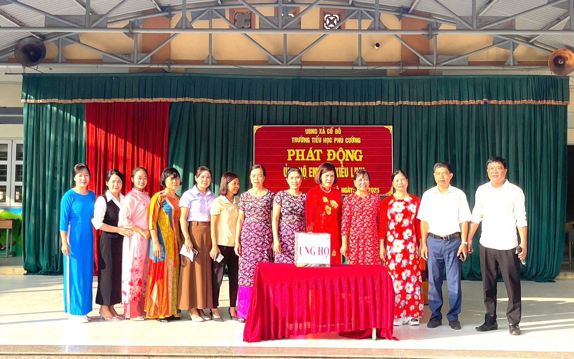 Cán bộ, giáo viên, nhân viên và học sinh Trường Tiểu học Phú Cường chung tay ủng hộ em Đào Kiều Linh