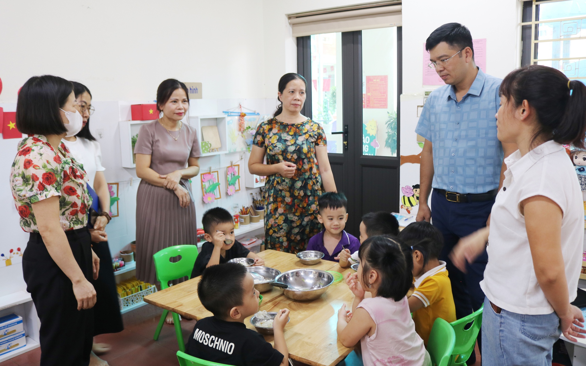 TIN TRUYỀN HÌNH: Đồng chí Phó Chủ tịch UBND xã kiểm tra đột xuất công tác bữa ăn bán trú tại các trường học