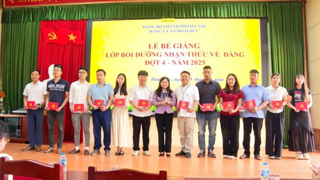 Ban Thường vụ Đảng ủy xã Hoài Đức tổ chức lễ Bế giảng lớp bồi dưỡng nhận thức về Đảng đợt 4 năm 2025- Ảnh 3.