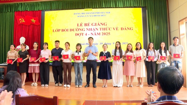 Ban Thường vụ Đảng ủy xã Hoài Đức tổ chức lễ Bế giảng lớp bồi dưỡng nhận thức về Đảng đợt 4 năm 2025- Ảnh 4.