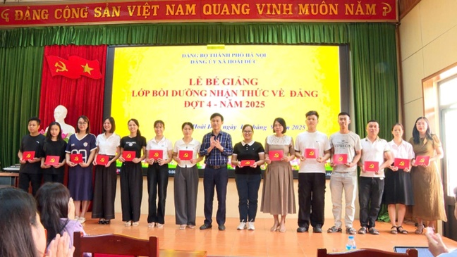 Ban Thường vụ Đảng ủy xã Hoài Đức tổ chức lễ Bế giảng lớp bồi dưỡng nhận thức về Đảng đợt 4 năm 2025- Ảnh 5.