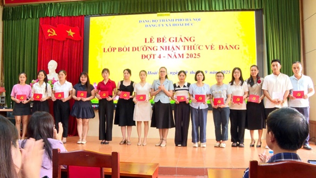 Ban Thường vụ Đảng ủy xã Hoài Đức tổ chức lễ Bế giảng lớp bồi dưỡng nhận thức về Đảng đợt 4 năm 2025- Ảnh 6.
