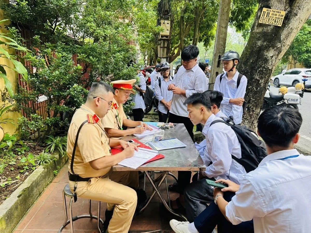 Hà Nội mở tháng cao điểm an toàn giao thông cho học sinh đến trường- Ảnh 1.