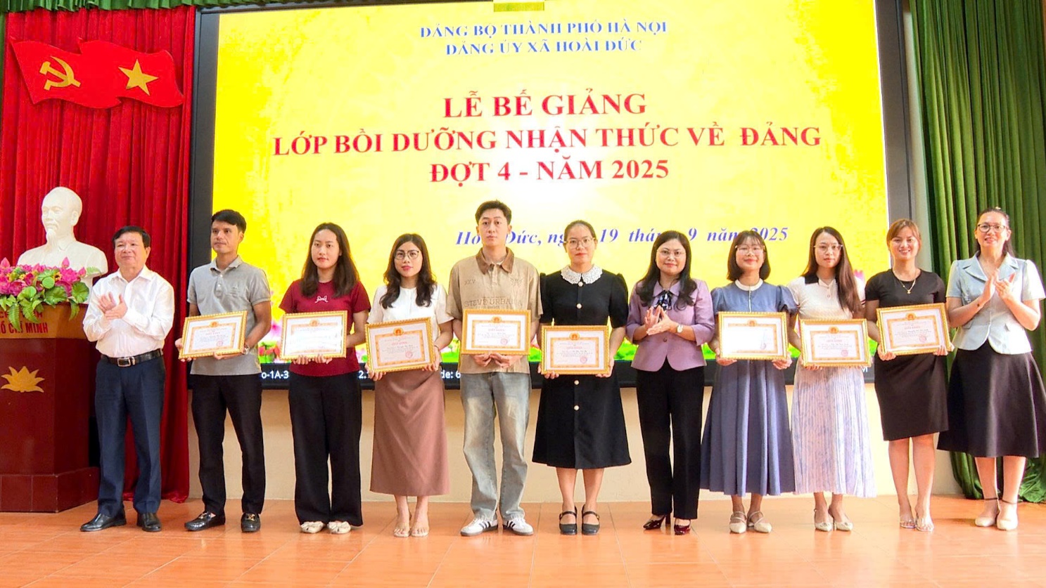 Ban Thường vụ Đảng ủy xã Hoài Đức tổ chức lễ Bế giảng lớp bồi dưỡng nhận thức về Đảng đợt 4 năm 2025- Ảnh 8.
