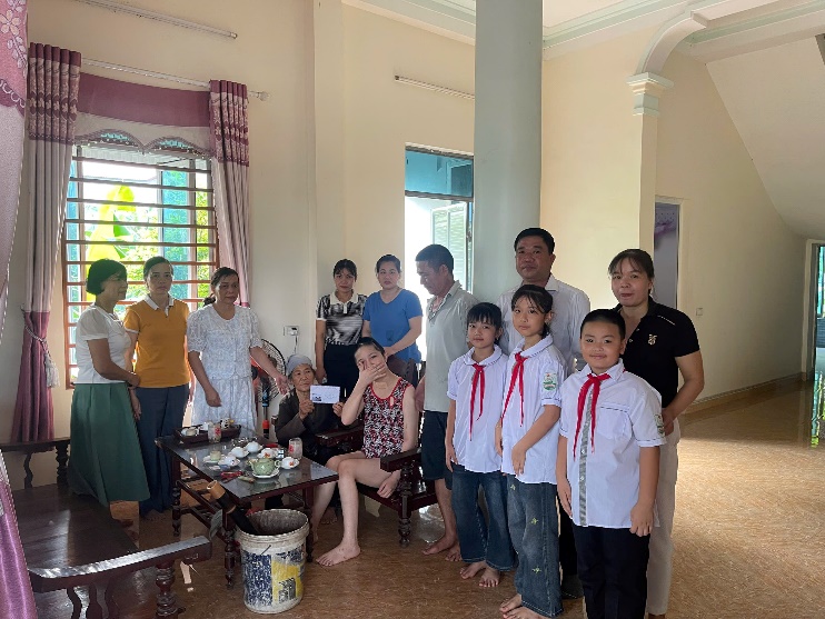 Cán bộ, giáo viên, nhân viên và học sinh Trường Tiểu học Phú Cường chung tay ủng hộ em Đào Kiều Linh- Ảnh 1.