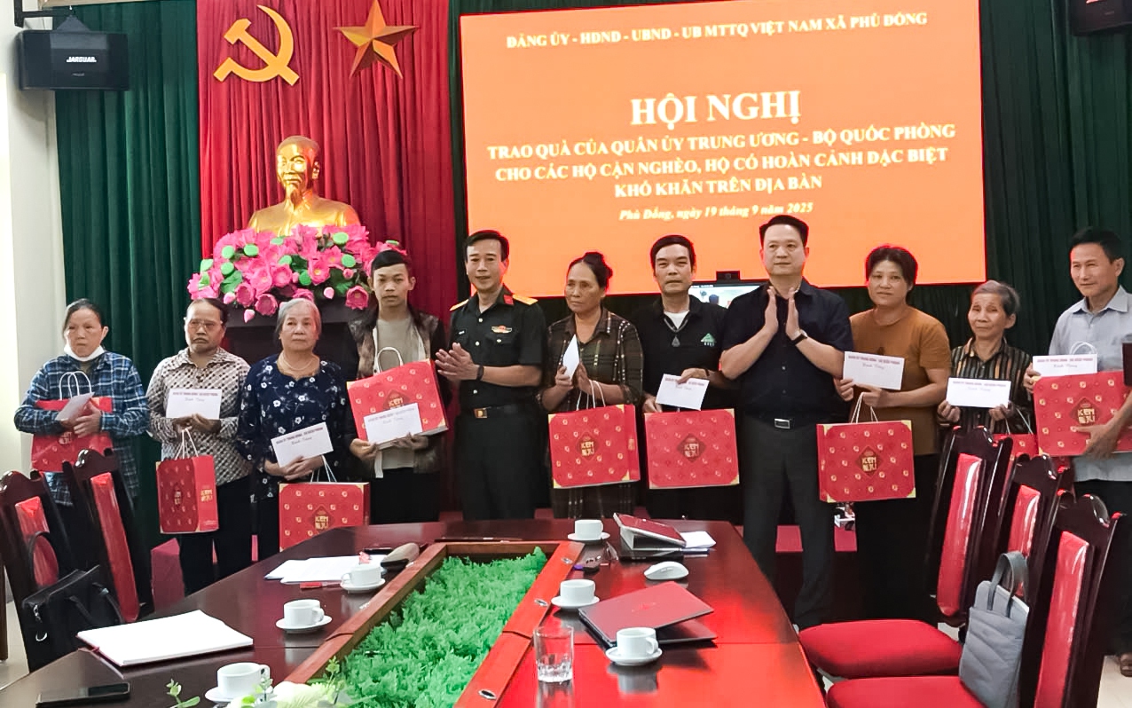 Trao tặng quà của Quân ủy Trung ương - Bộ Quốc phòng cho hộ gia đình có hoàn cảnh khó khan trên địa bàn xã Phù Đổng