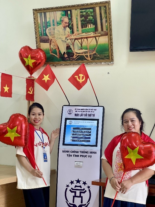 Rực rỡ cờ, hoa tại Điểm phục vụ hành chính công Bất Bạt kỷ niệm 80 năm Cách mạng Tháng Tám thành công và Lễ Quốc khánh 2/9- Ảnh 3.