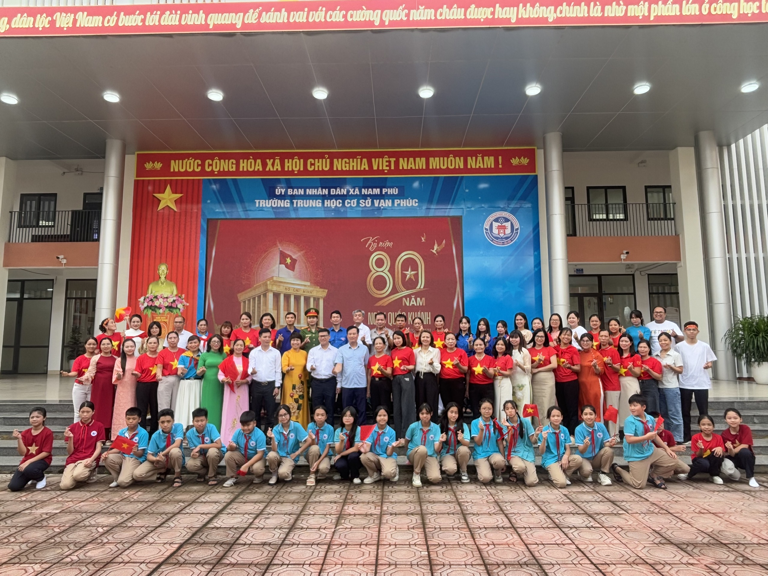 Trên 5.000 cán bộ, Nhân dân xã Nam Phù xúc động theo dõi diễu binh A80