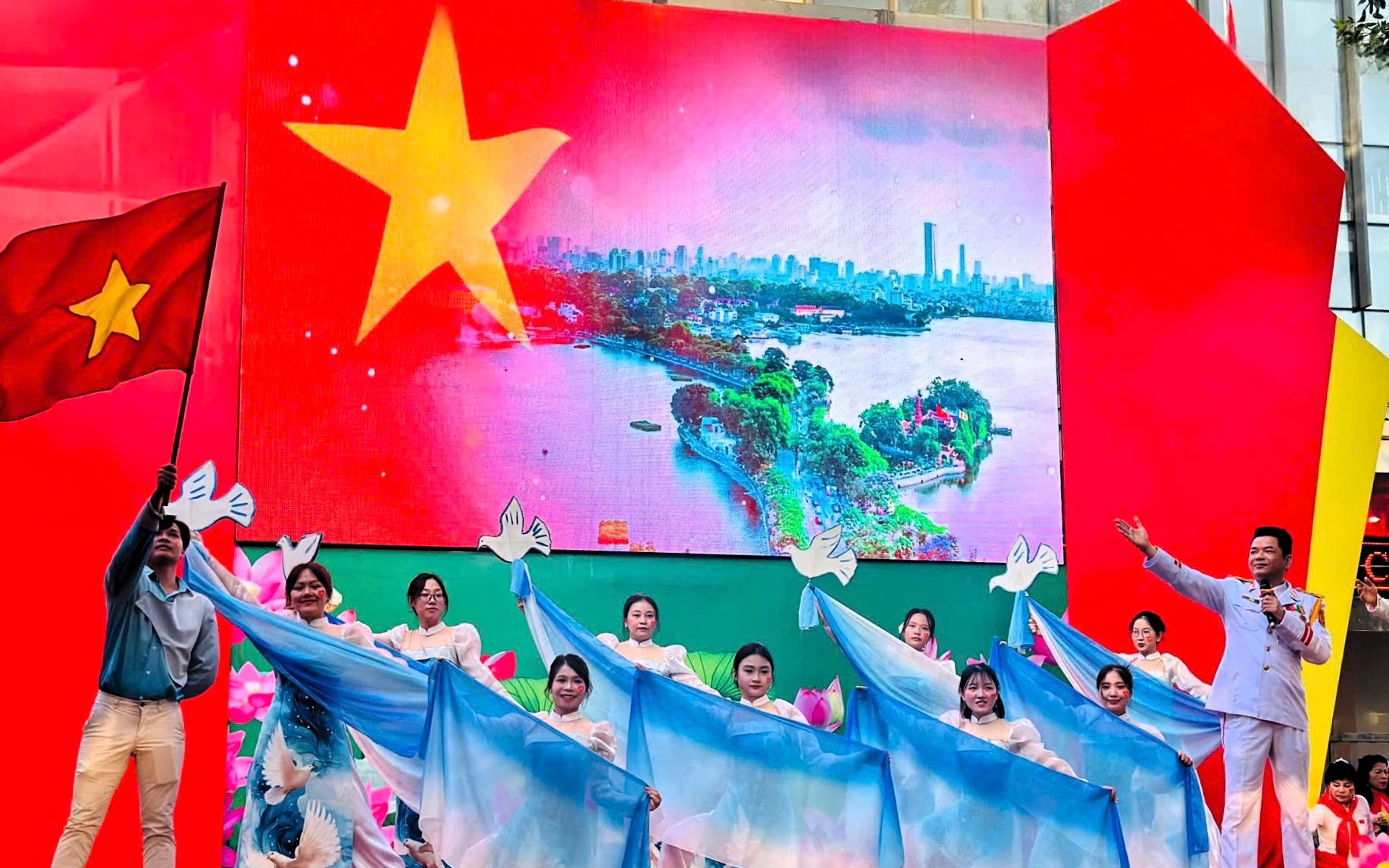 Khương Đình tổ chức văn nghệ chào mừng và tiếp sóng truyền hình kỷ niệm 80 năm Cách mạng Tháng Tám và Quốc khánh 2/9