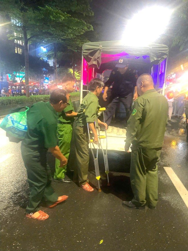 Công an phường Ngọc Hà dùng xe chuyên dụng hỗ trợ, đưa các cụ già, cựu chiến binh đến Quảng trường Ba Đình- Ảnh 5.