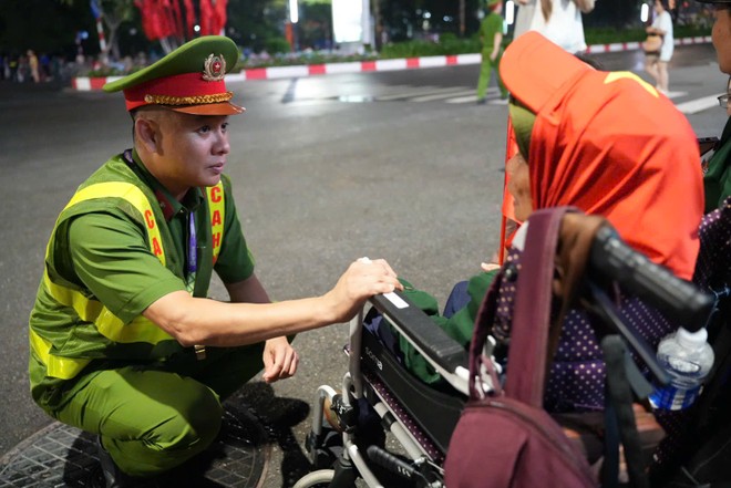 Công an phường Ngọc Hà dùng xe chuyên dụng hỗ trợ, đưa các cụ già, cựu chiến binh đến Quảng trường Ba Đình- Ảnh 2.