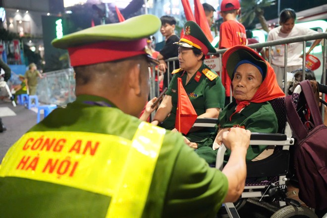 Công an phường Ngọc Hà dùng xe chuyên dụng hỗ trợ, đưa các cụ già, cựu chiến binh đến Quảng trường Ba Đình- Ảnh 1.
