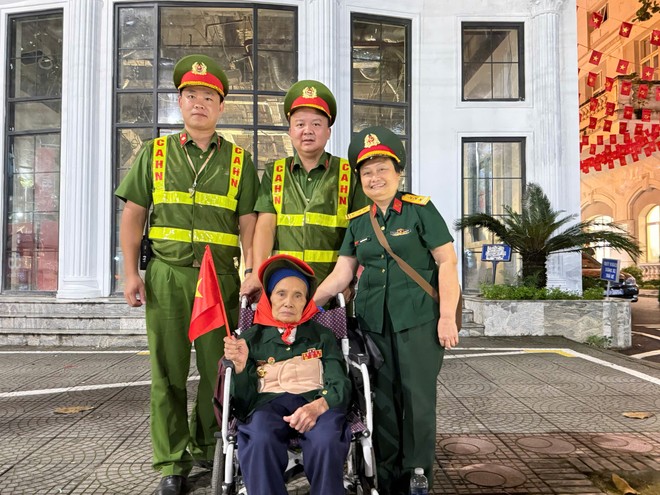 Công an phường Ngọc Hà dùng xe chuyên dụng hỗ trợ, đưa các cụ già, cựu chiến binh đến Quảng trường Ba Đình- Ảnh 4.