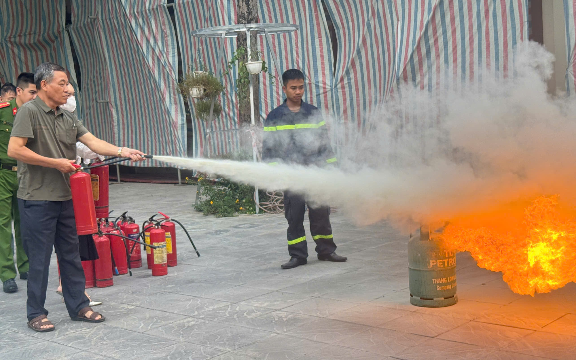 Khương Đình: Tập huấn và hướng dẫn khai báo, cập nhật dữ liệu PCCC&CNCH các cơ sở kinh doanh trên địa bàn phường