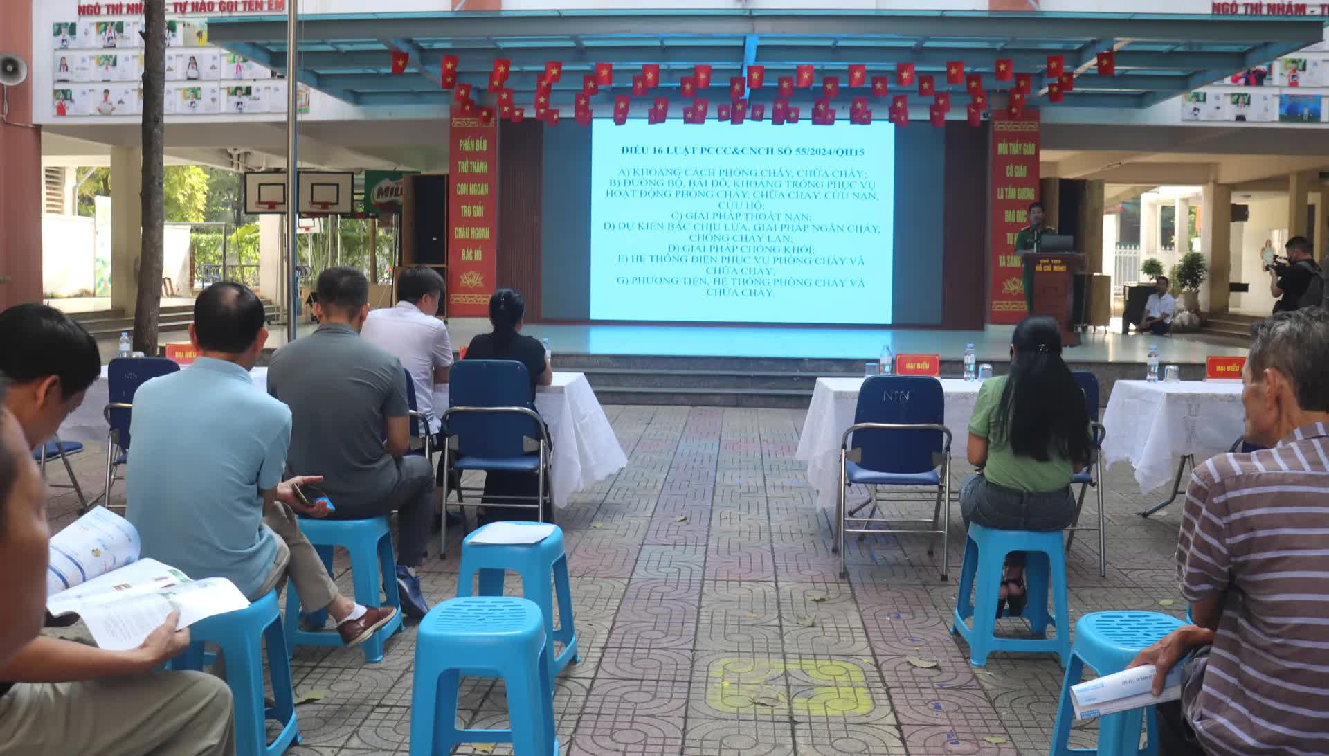 Phường Hai Bà Trưng: Tăng hướng dẫn để cán bộ cơ sở, chủ hộ kinh doanh trở thành tuyên truyền viên phòng cháy, chữa cháy- Ảnh 1.