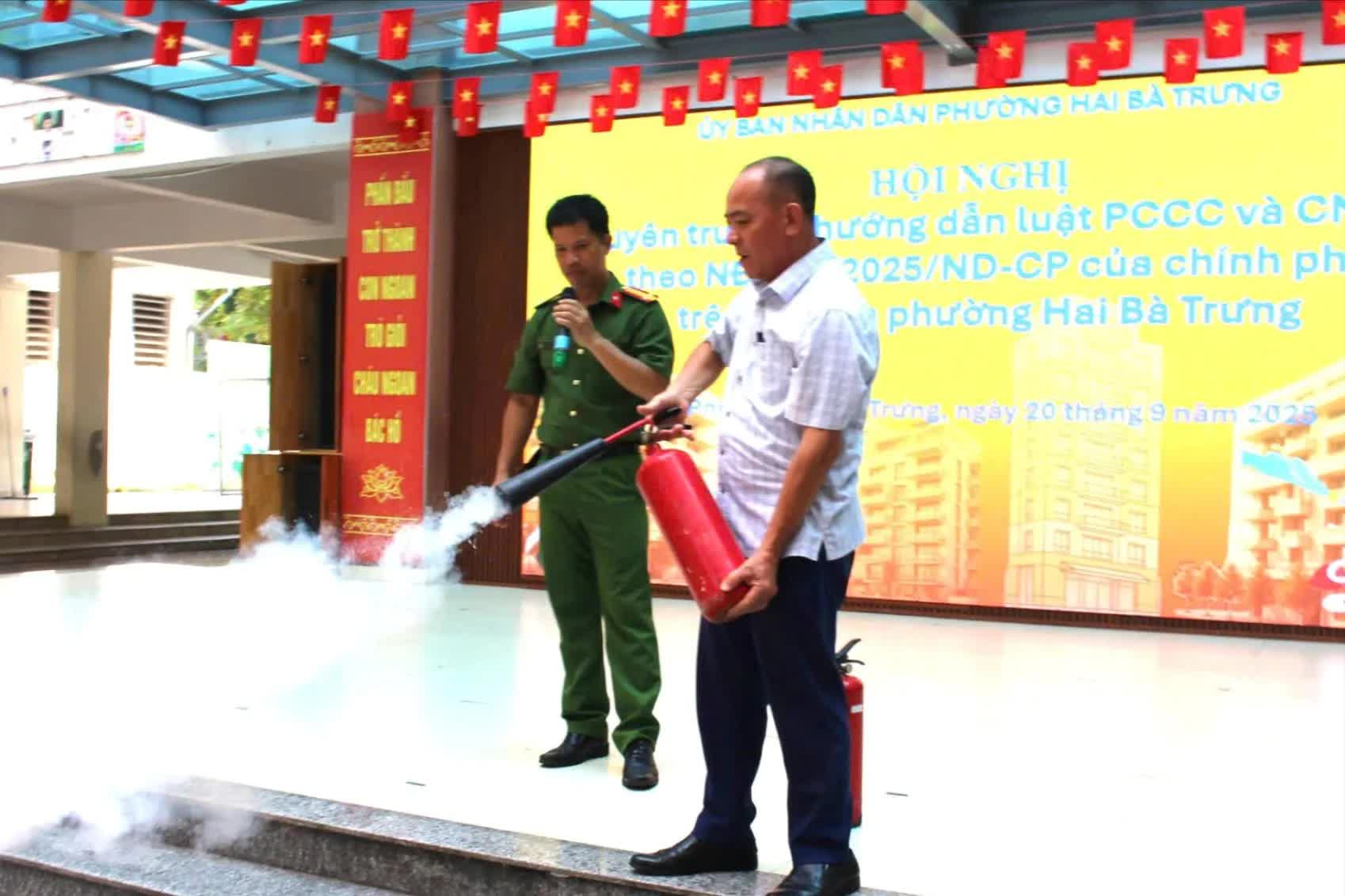 Phường Hai Bà Trưng: Tăng hướng dẫn để cán bộ cơ sở, chủ hộ kinh doanh trở thành tuyên truyền viên phòng cháy, chữa cháy- Ảnh 4.