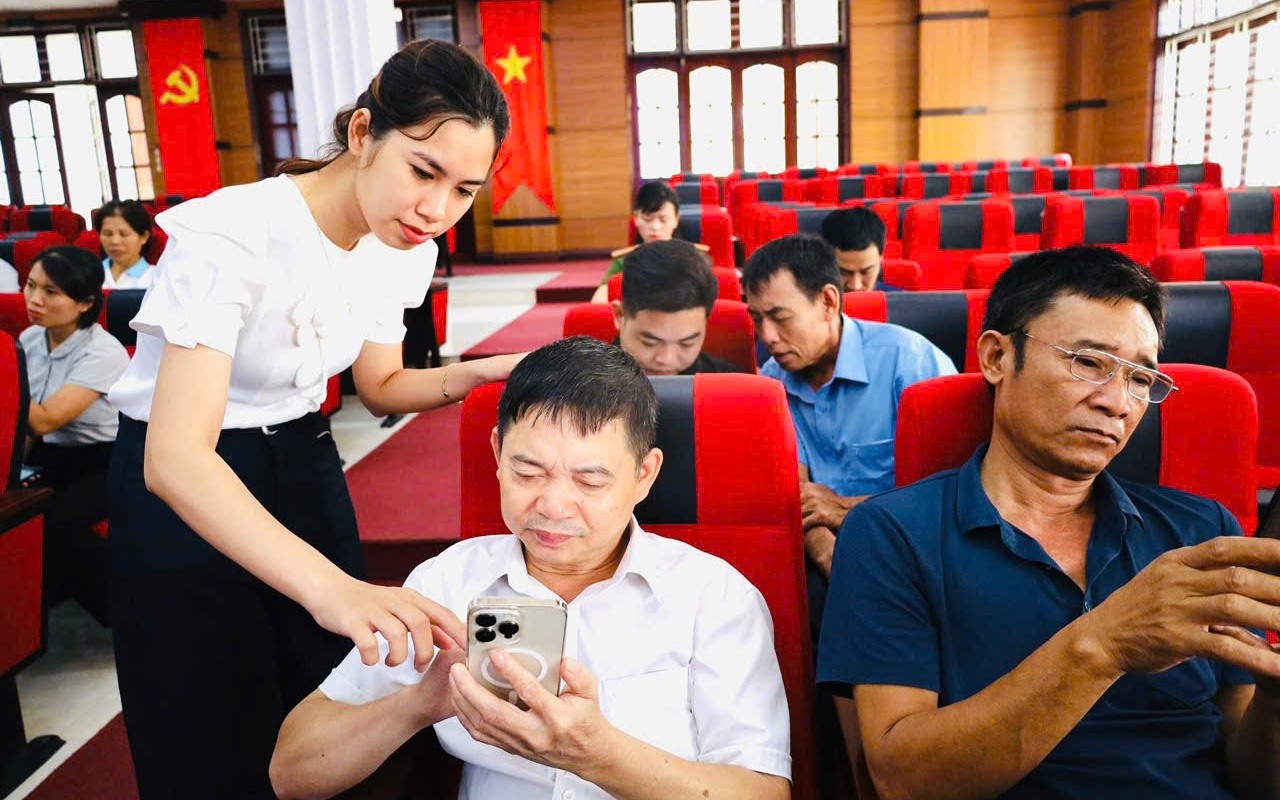 UBND xã Quảng Oai tổ chức hội nghị tập huấn cải cách hành chính, chuyển đổi số và triển khai nền tảng “ Bình dân học vụ số”