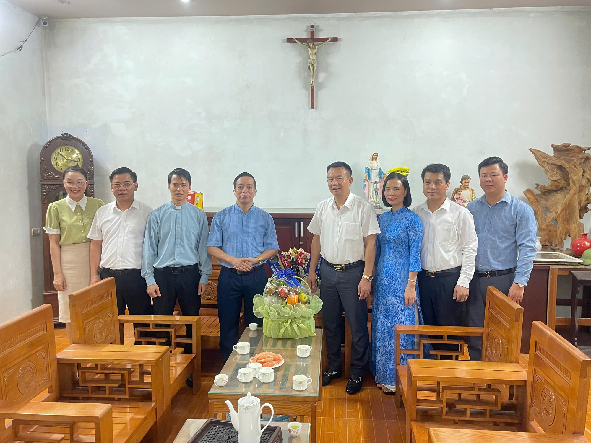 Lãnh đạo Đảng uỷ, UBND xã thăm, tặng quà Giáo xứ Đường Hồng- Ảnh 1.