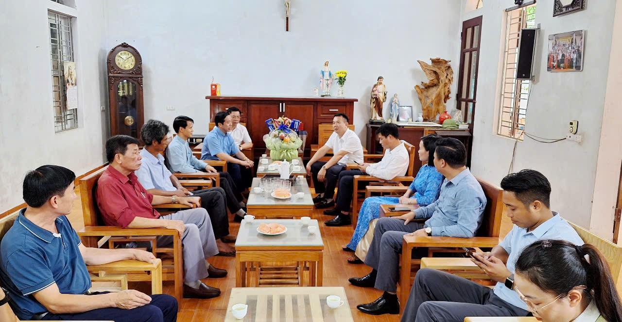 Lãnh đạo Đảng uỷ, UBND xã thăm, tặng quà Giáo xứ Đường Hồng- Ảnh 2.