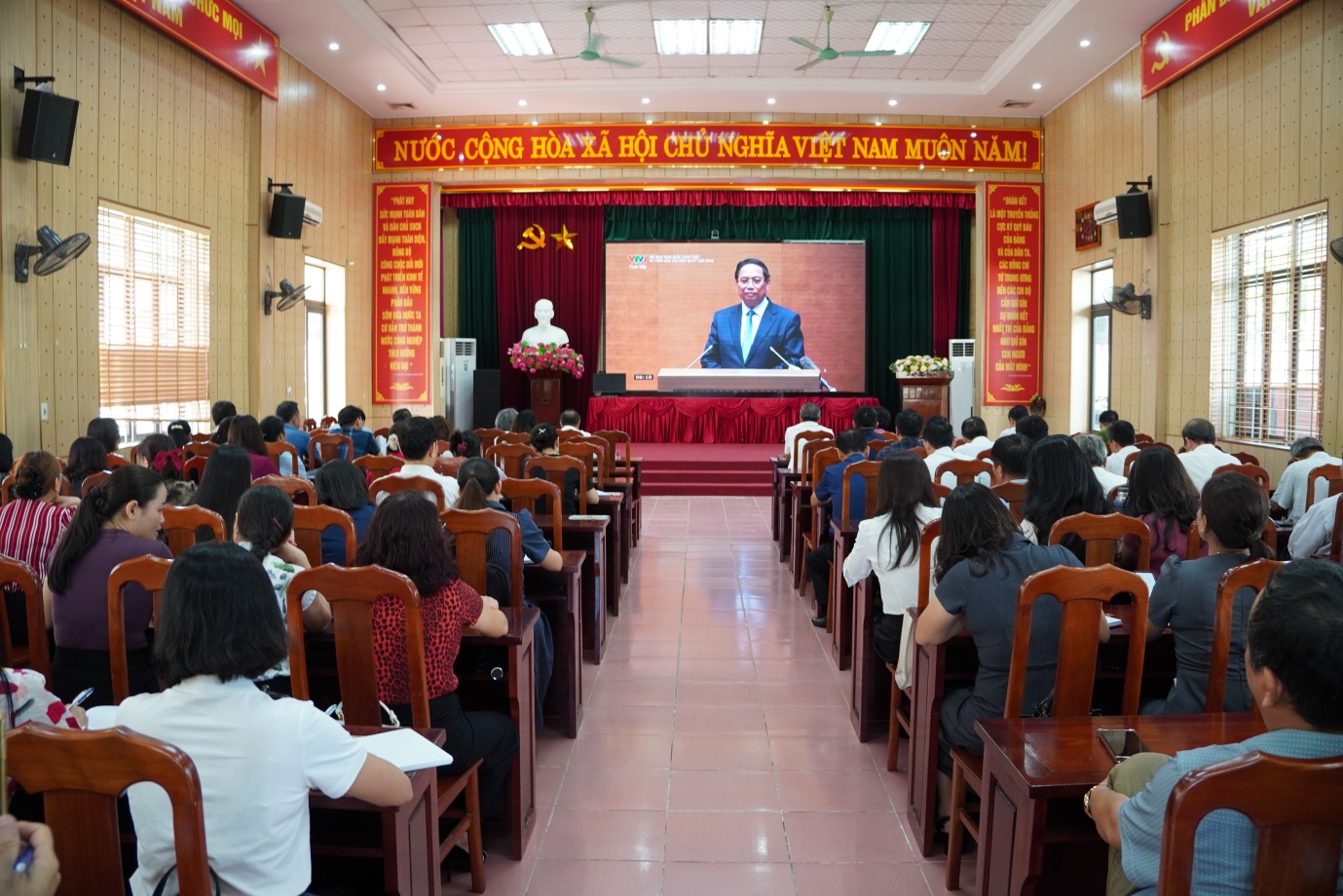 Các đồng chí lãnh đạo xã An Khánh dự Hội nghị toàn quốc quán triệt, triển khai thực hiện các Nghị quyết của Bộ chính trị- Ảnh 1.