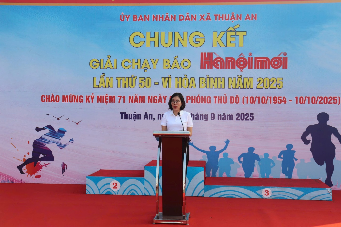 Ảnh có chứa văn bản, người, trang phục, biển hiệu  Nội dung do AI tạo ra có thể không chính xác.