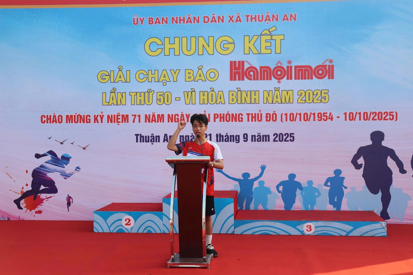 Ảnh có chứa văn bản, người, trang phục, biển hiệu  Nội dung do AI tạo ra có thể không chính xác.