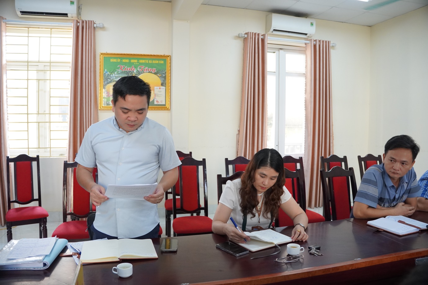 Đồng chí Hồ Trung Nghĩa - Phó Bí thư Đảng uỷ, Chủ tịch UBND xã làm việc với các thôn Đồng Nhân, Đông Lao, La Tinh- Ảnh 1.