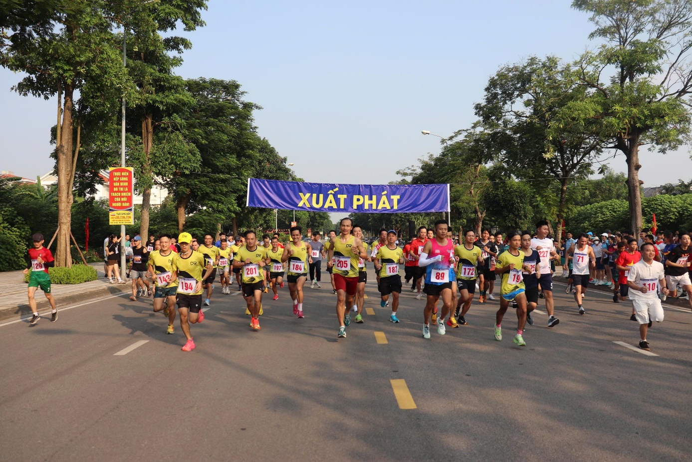 Ảnh có chứa ngoài trời, người, con đường, bầu trời  Nội dung do AI tạo ra có thể không chính xác.