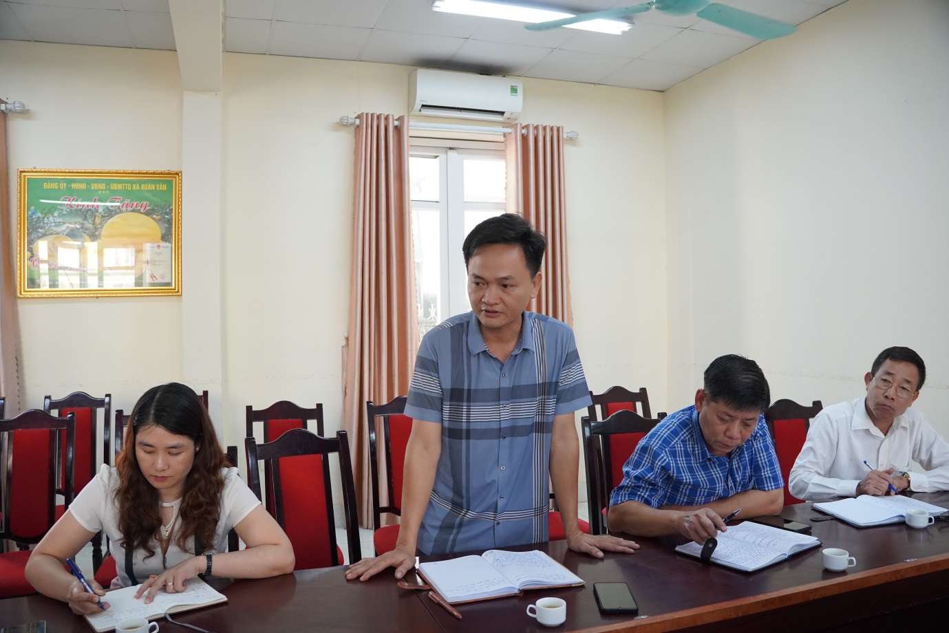 Đồng chí Hồ Trung Nghĩa - Phó Bí thư Đảng uỷ, Chủ tịch UBND xã làm việc với các thôn Đồng Nhân, Đông Lao, La Tinh- Ảnh 2.