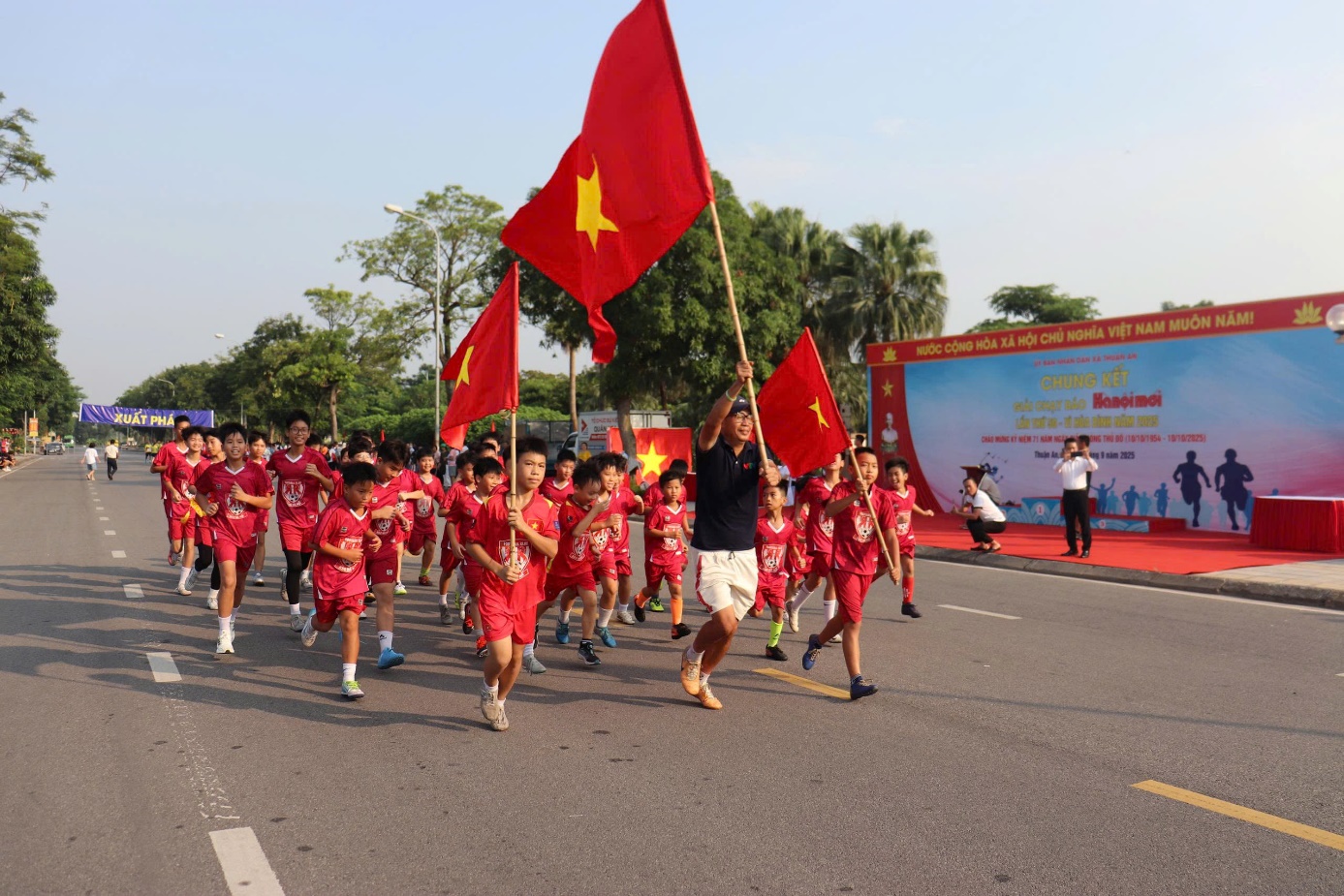 Ảnh có chứa ngoài trời, bầu trời, con đường, người  Nội dung do AI tạo ra có thể không chính xác.