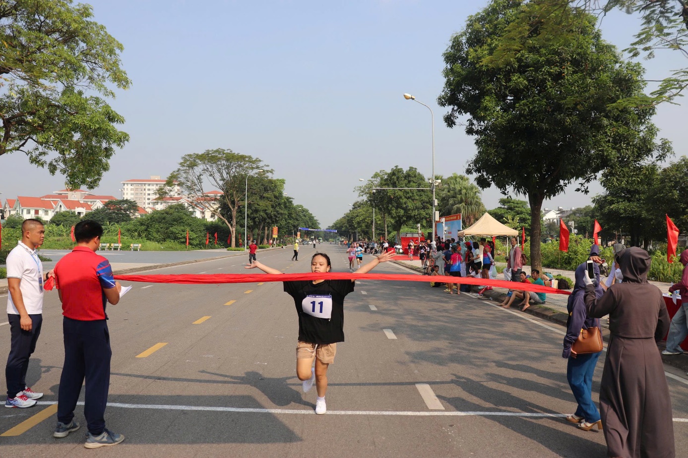 Ảnh có chứa ngoài trời, bầu trời, giày dép, người  Nội dung do AI tạo ra có thể không chính xác.