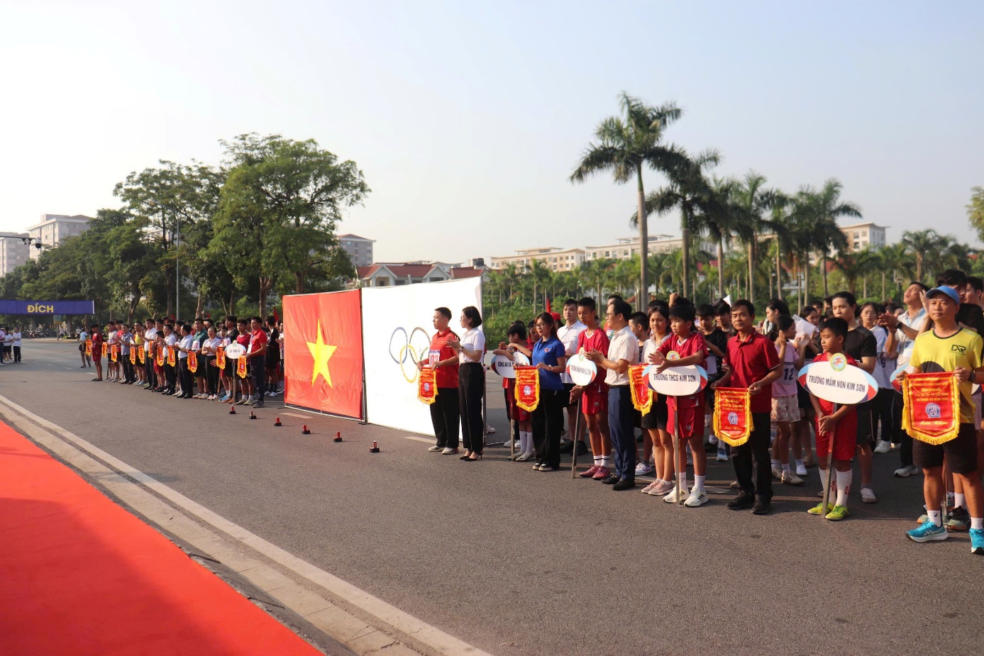 Ảnh có chứa bầu trời, ngoài trời, người, cây cối  Nội dung do AI tạo ra có thể không chính xác.