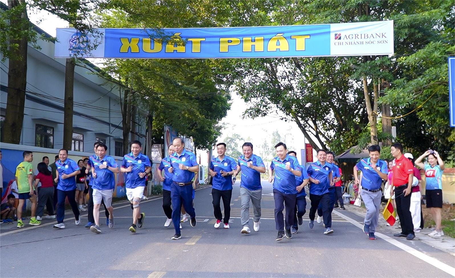 Hơn 400 vận động viên tham gia chung kết Giải chạy Báo Hànộimới mở rộng lần thứ 50 xã Kim Anh- Ảnh 2.