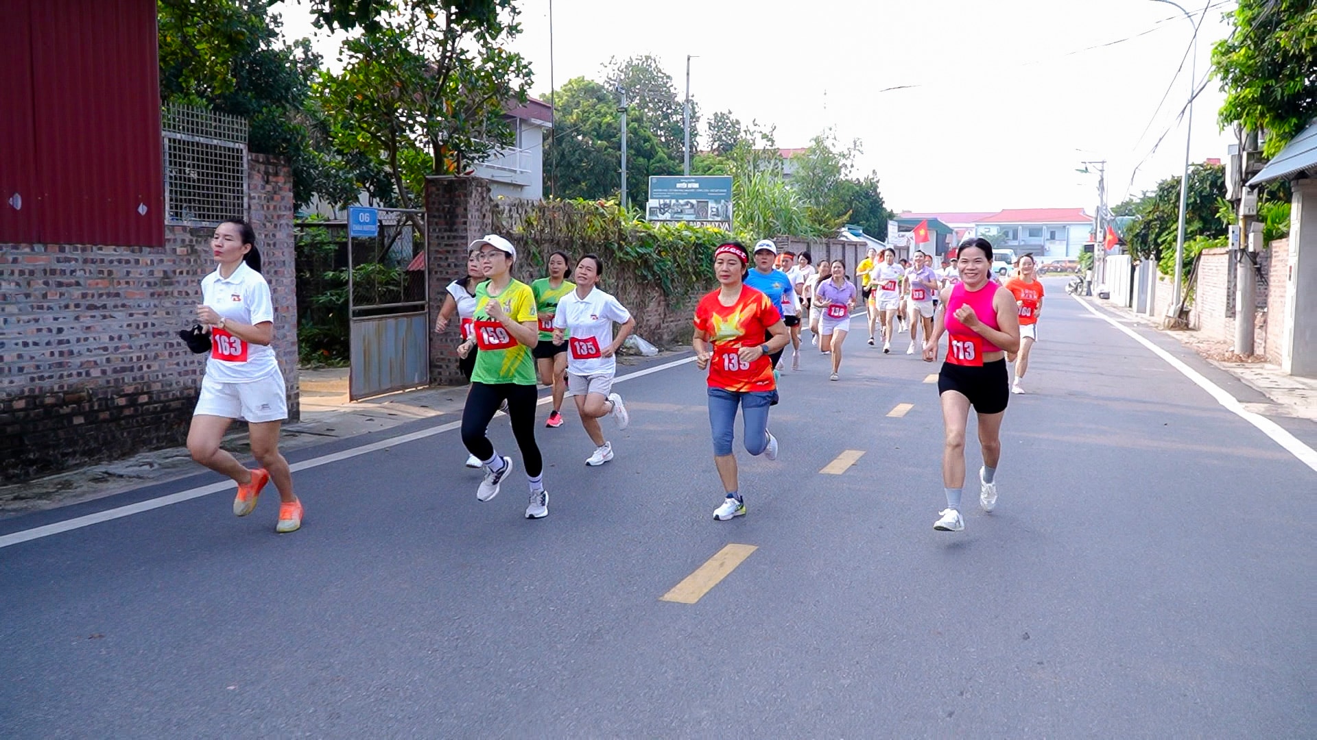 Hơn 400 vận động viên tham gia chung kết Giải chạy Báo Hànộimới mở rộng lần thứ 50 xã Kim Anh- Ảnh 5.