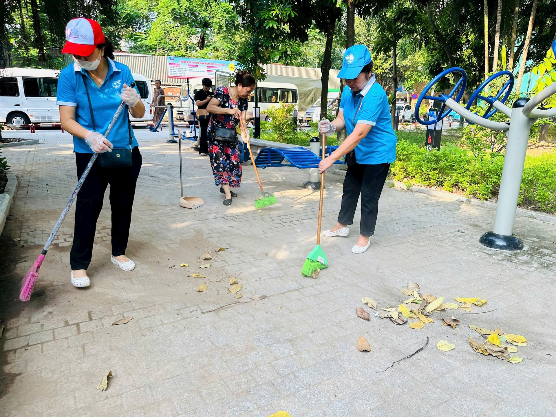 Chính quyền và nhân dân phường Đống Đa chung tay làm đẹp công viên- Ảnh 3.