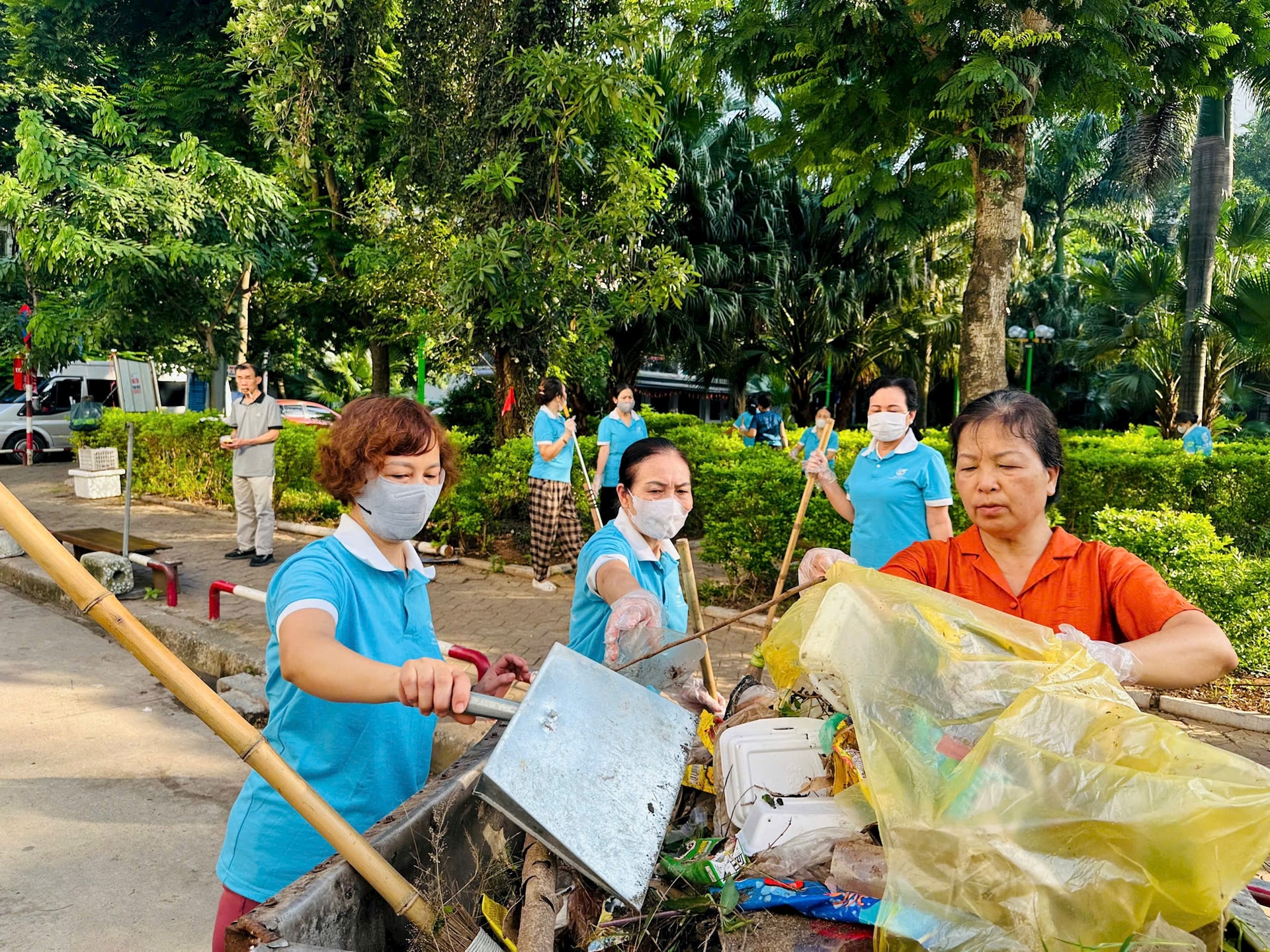 Chính quyền và nhân dân phường Đống Đa chung tay làm đẹp công viên- Ảnh 7.