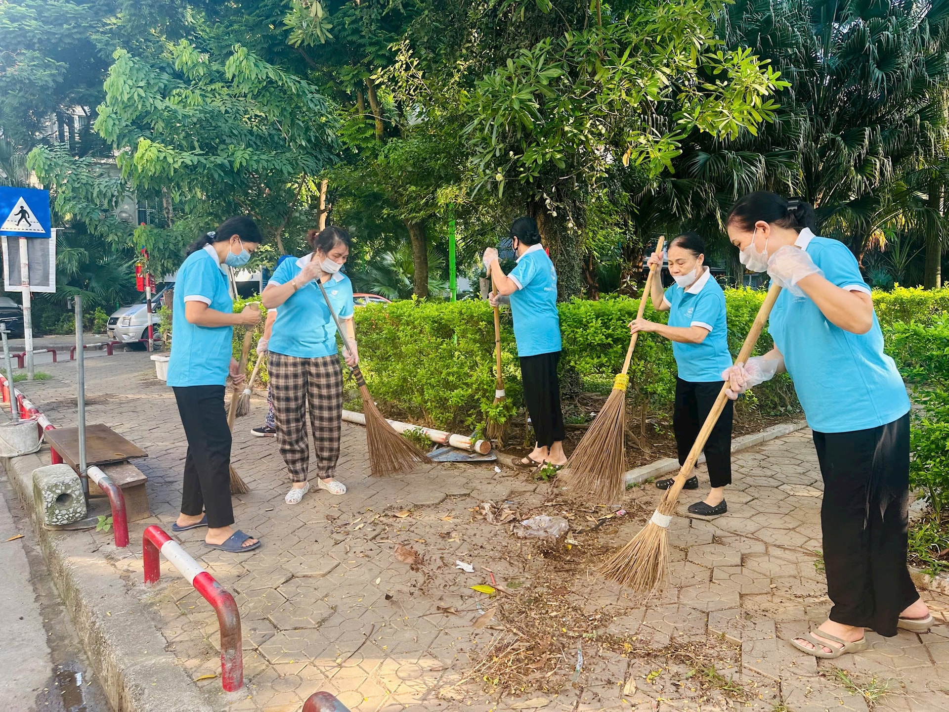 Chính quyền và nhân dân phường Đống Đa chung tay làm đẹp công viên- Ảnh 1.