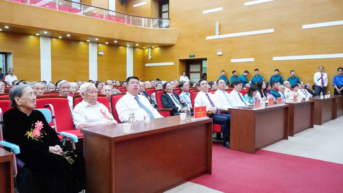 Đảng bộ phường Đống Đa tổ chức trao Huy hiệu Đảng đợt 2/9 cho 188 đảng viên lão thành- Ảnh 2.