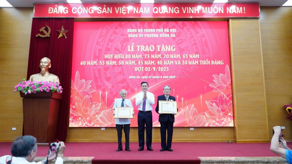 Đảng bộ phường Đống Đa tổ chức trao Huy hiệu Đảng đợt 2/9 cho 188 đảng viên lão thành- Ảnh 3.