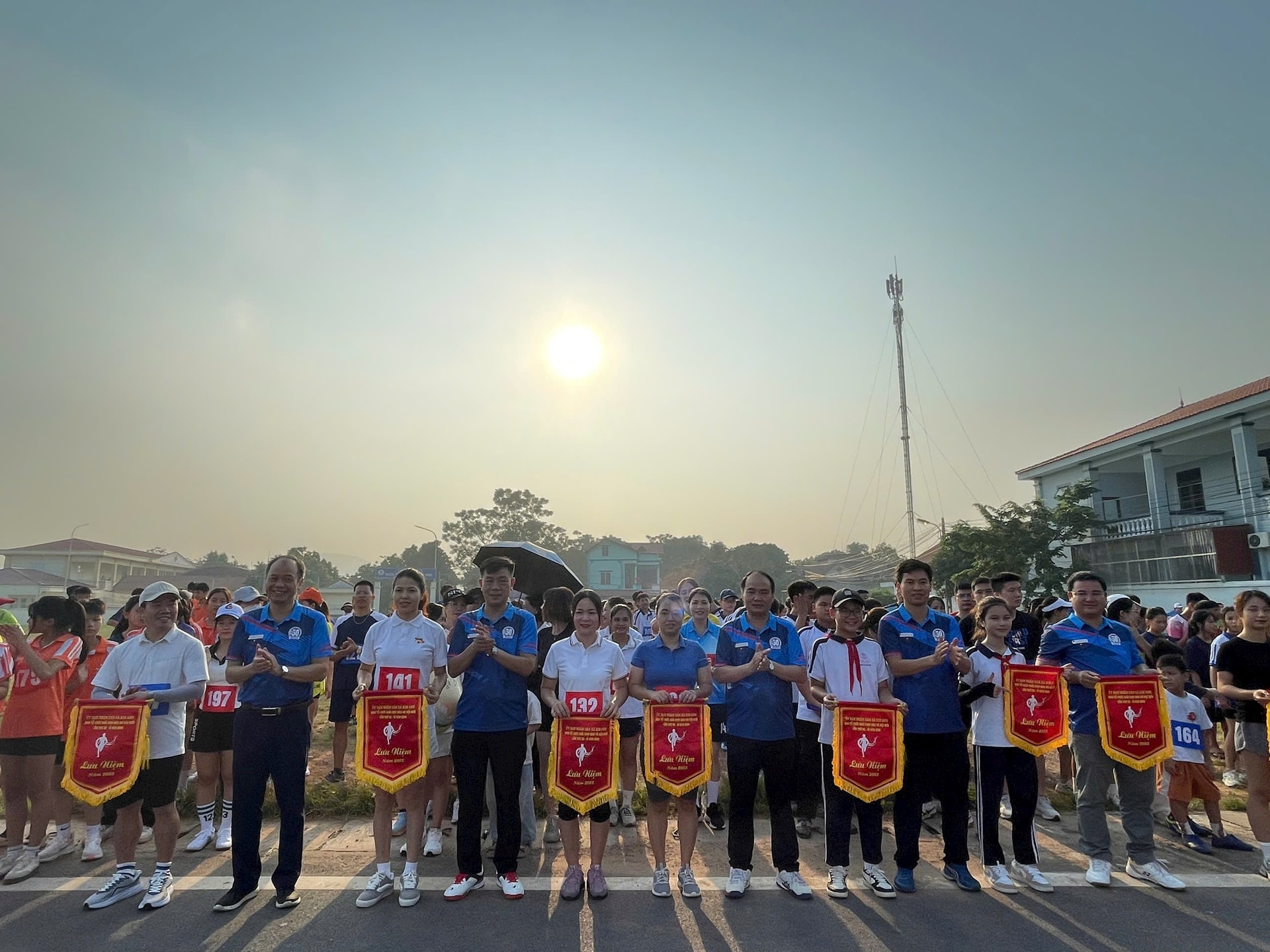 Hơn 400 vận động viên tham gia chung kết Giải chạy Báo Hànộimới mở rộng lần thứ 50 xã Kim Anh- Ảnh 1.