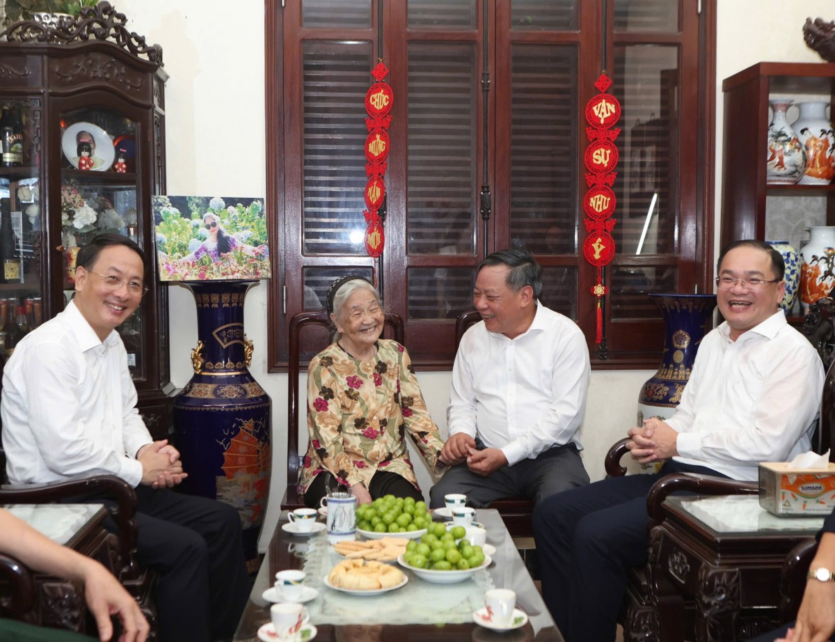 Phó Bí thư Thường trực Thành ủy Hà Nội Nguyễn Văn Phong  thăm hỏi, tri ân gia đình chính sách tại phường Đống Đa- Ảnh 1.