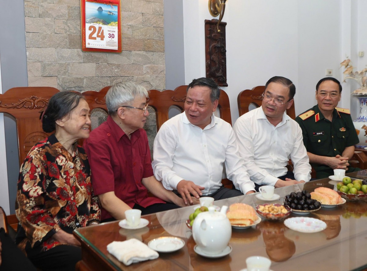 Phó Bí thư Thường trực Thành ủy Hà Nội Nguyễn Văn Phong  thăm hỏi, tri ân gia đình chính sách tại phường Đống Đa- Ảnh 2.