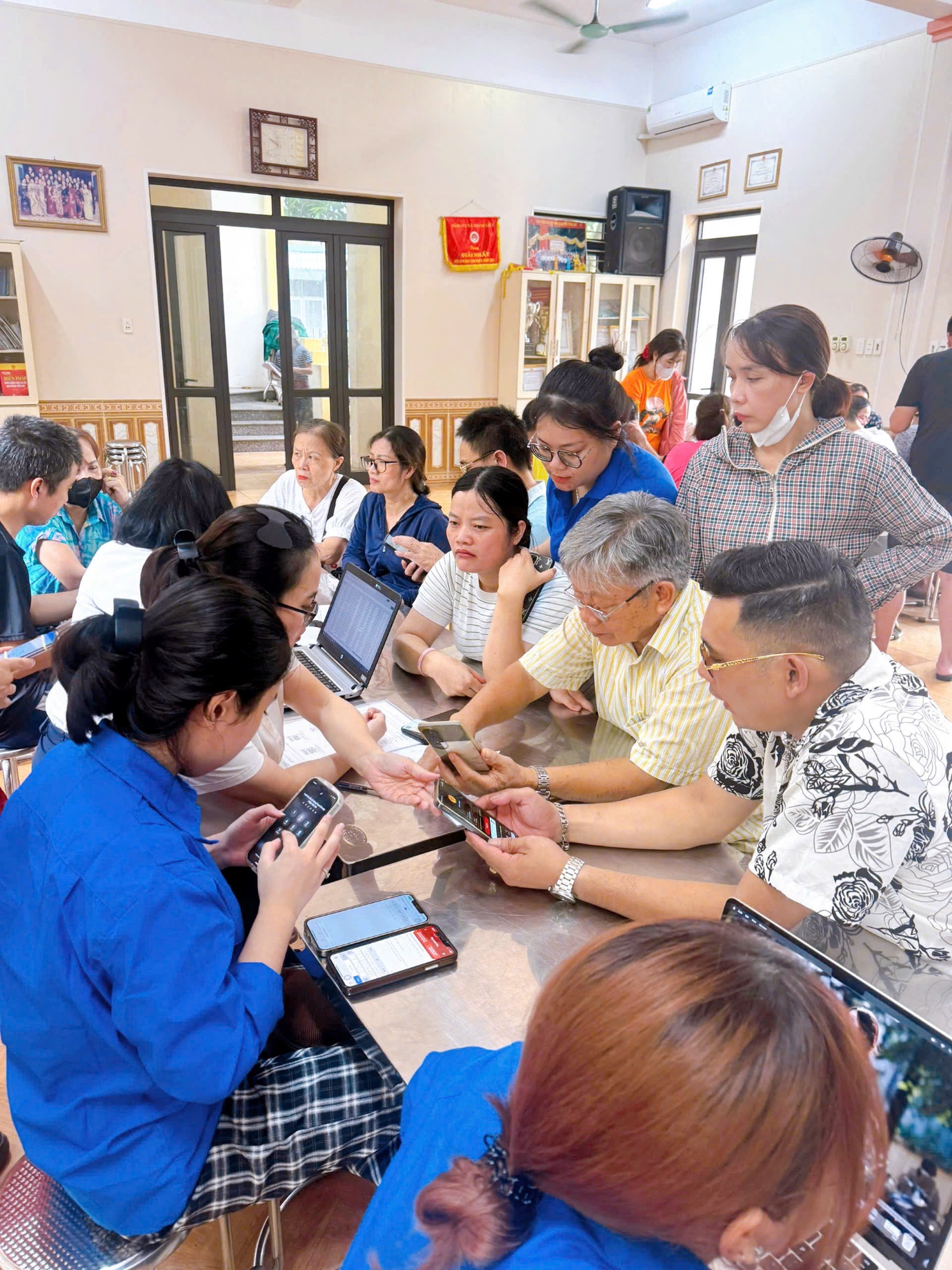 Phường Thanh Liệt tích cực hỗ trợ người dân cài đặt ứng dụng eTax Mobile- Ảnh 1.