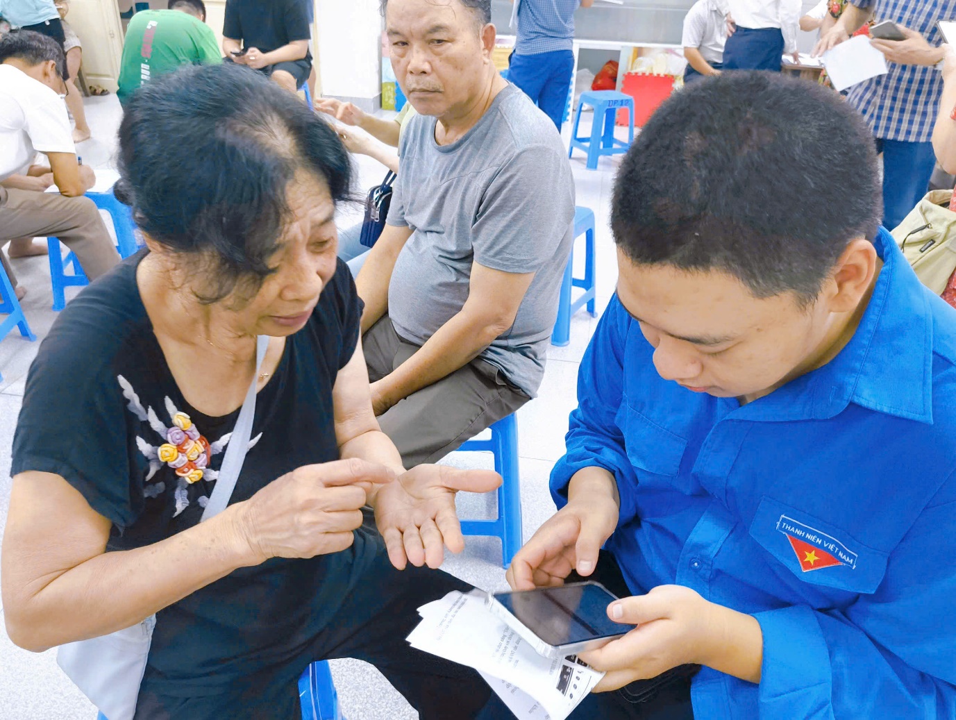 Phường Thanh Liệt tích cực hỗ trợ người dân cài đặt ứng dụng eTax Mobile- Ảnh 2.