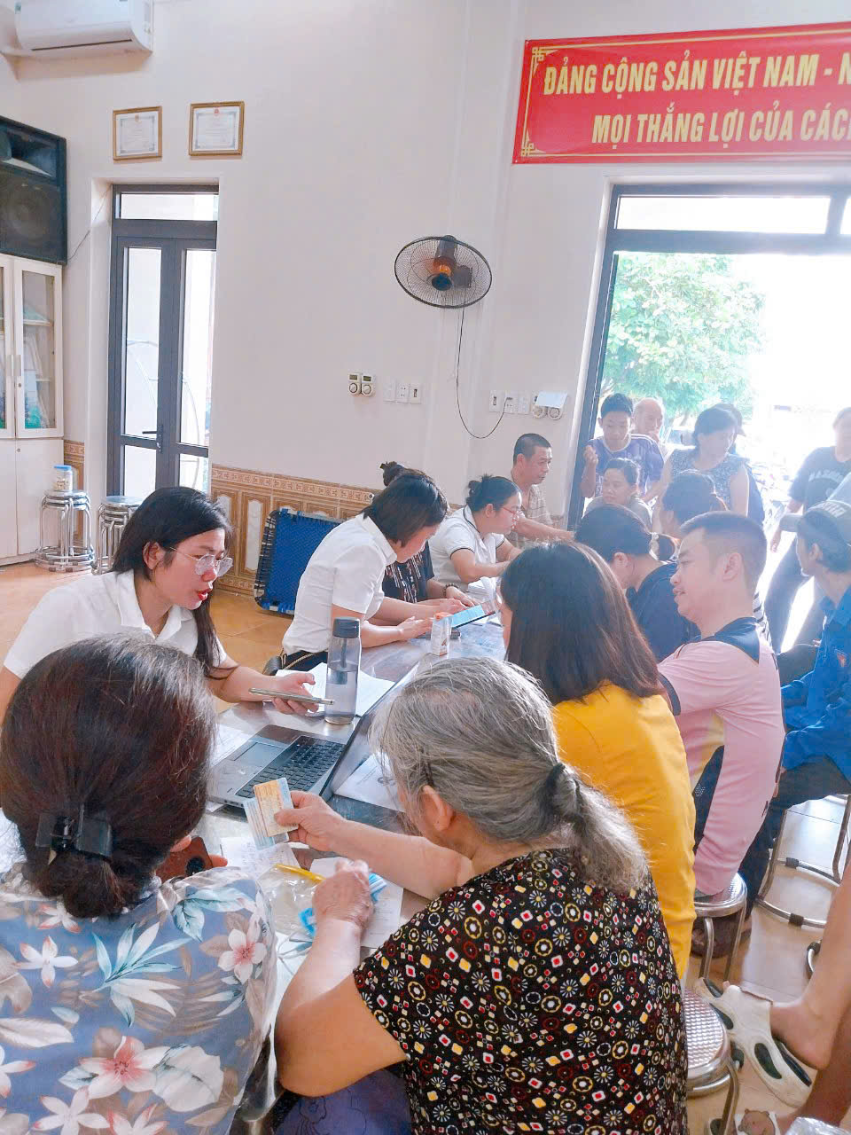 Phường Thanh Liệt tích cực hỗ trợ người dân cài đặt ứng dụng eTax Mobile- Ảnh 3.