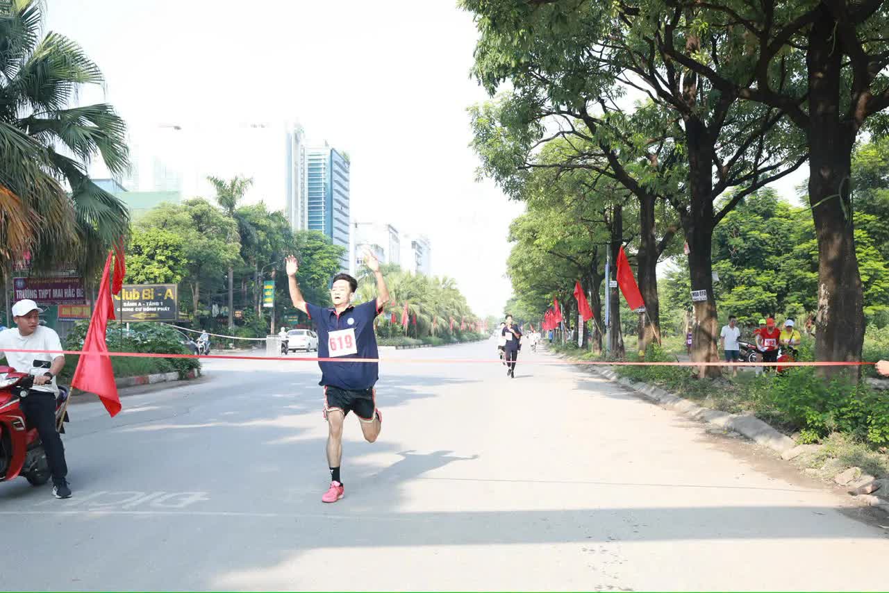 Giải chạy Báo Hànộimới phường Tương Mai lần thứ Nhất: Lan tỏa tinh thần thể thao, kết nối cộng đồng- Ảnh 3.
