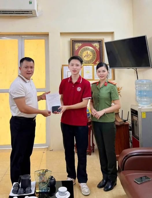 CÔNG AN PHƯỜNG LÁNG HỖ TRỢ NGƯỜI DÂN NHẬN LẠI TÀI SẢN ĐÁNH RƠI- Ảnh 1.