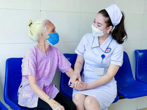 Nâng cao tinh thần thái độ, giao tiếp, ứng xử, phục vụ người bệnh tại các cơ sở y tế- Ảnh 1.