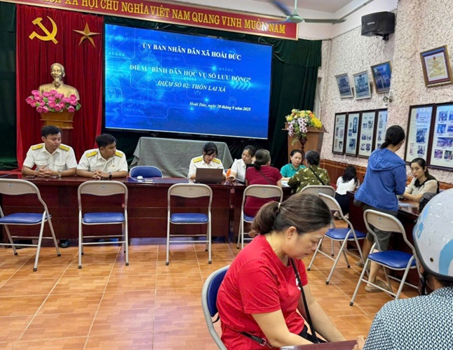 Đông đảo nhân dân tới tham gia tại 5 điểm “Bình dân học vụ số lưu động” trên địa bàn xã Hoài Đức- Ảnh 2.