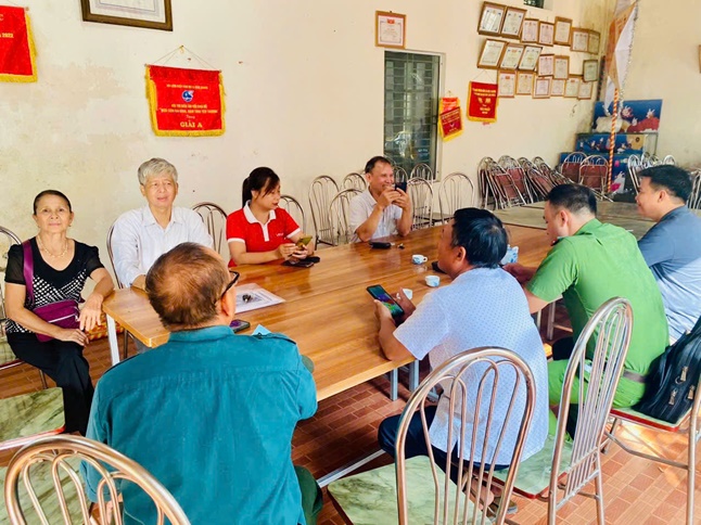 Đông đảo nhân dân tới tham gia tại 5 điểm “Bình dân học vụ số lưu động” trên địa bàn xã Hoài Đức- Ảnh 3.